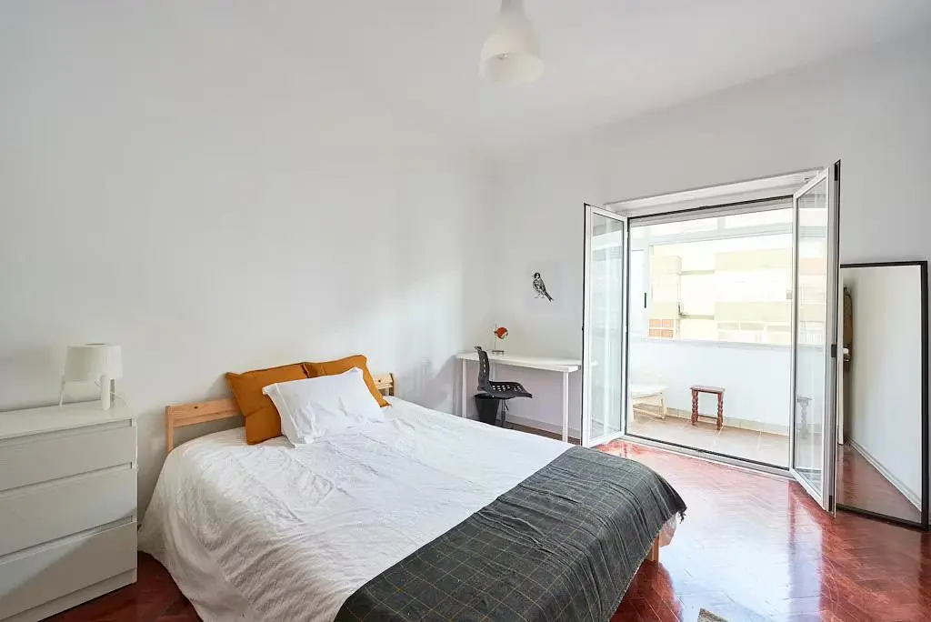 Schlafzimmer; tageslicht, holzboden