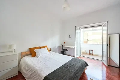 Schlafzimmer; tageslicht, holzboden