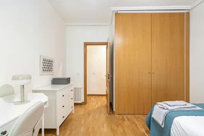 Schlafzimmer; holzboden, tageslicht