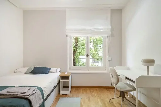 Schlafzimmer; tageslicht, holzboden, moderner stil