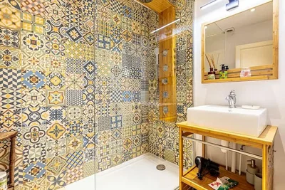 Banyo; fayans zemin, tadilatlı, doğal ışık