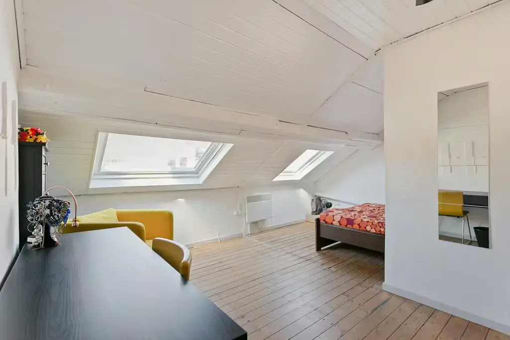 Schlafzimmer; holzboden, tageslicht