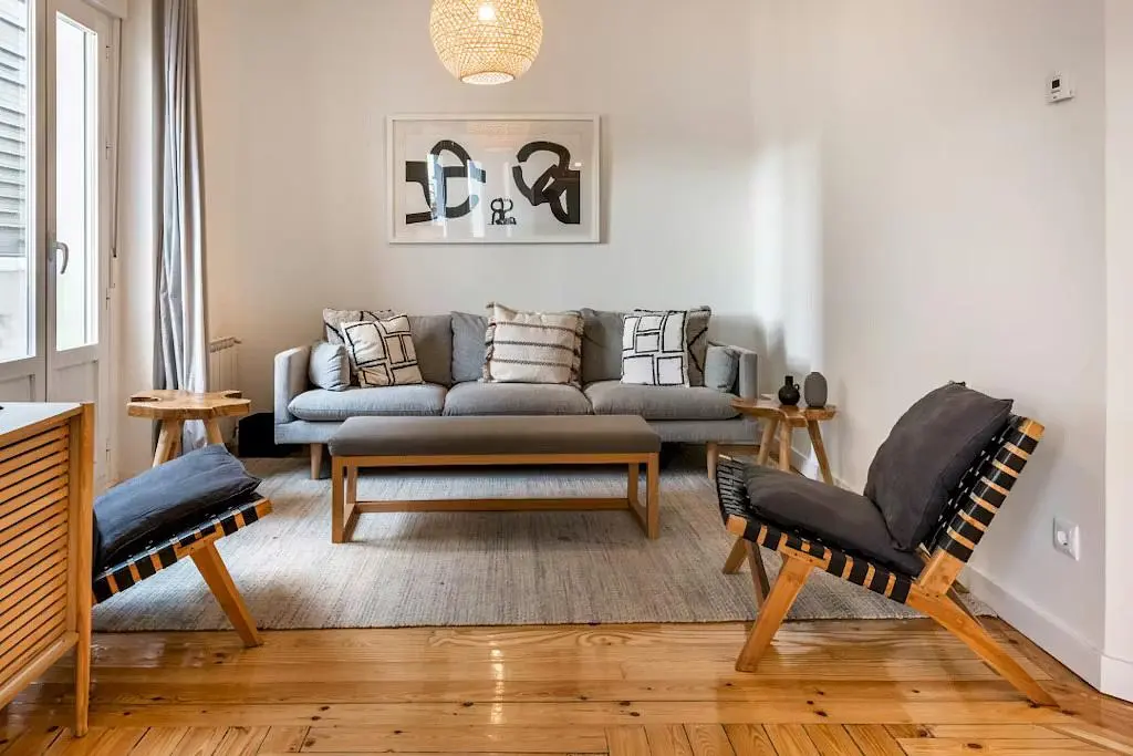 Wohnzimmer; holzboden, tageslicht, moderner stil