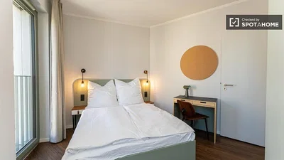 Camera da letto; luce naturale, stile moderno