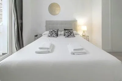 Yatak odası; doğal ışık, modern stil