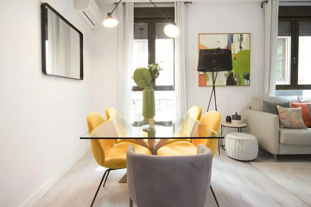 Oturma odası; doğal ışık, modern stil