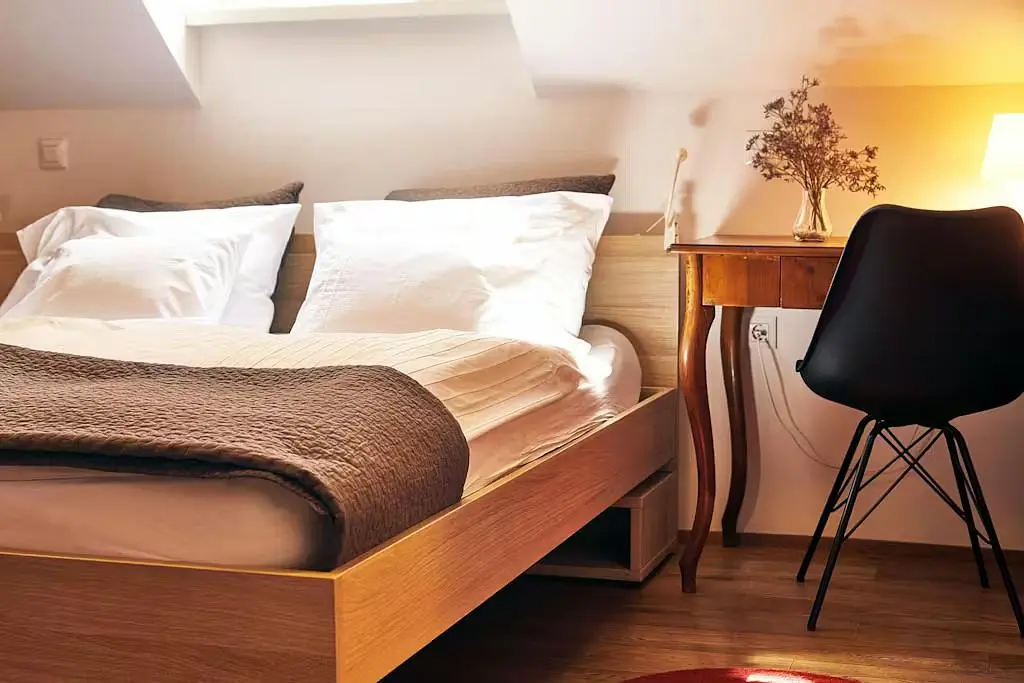 Schlafzimmer; tageslicht, holzboden