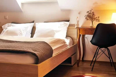 Schlafzimmer; tageslicht, holzboden