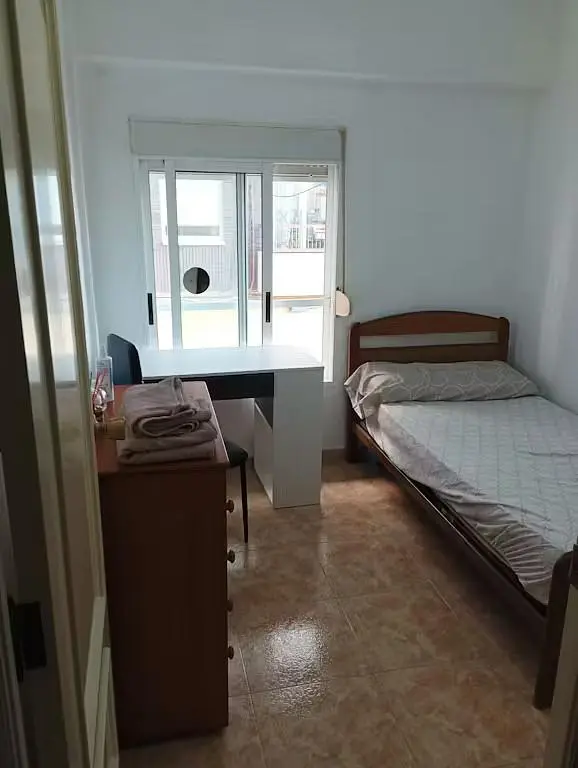 Schlafzimmer; fliesenboden, tageslicht