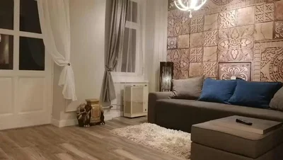 Wohnzimmer; holzboden, tageslicht