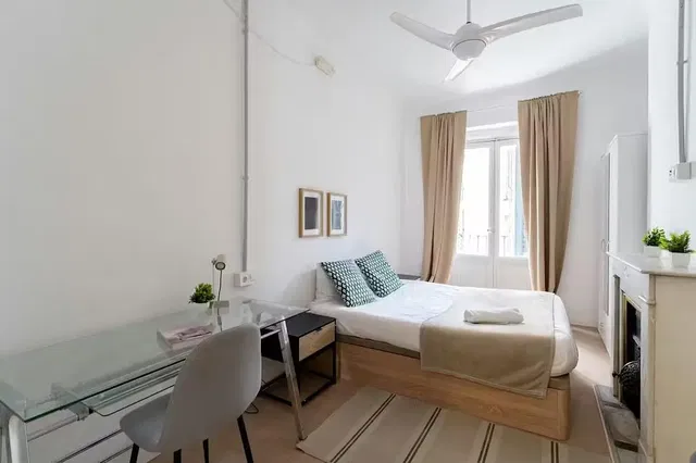 Yatak odası; doğal ışık, şömine