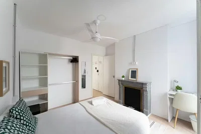 Yatak odası; şömine, doğal ışık