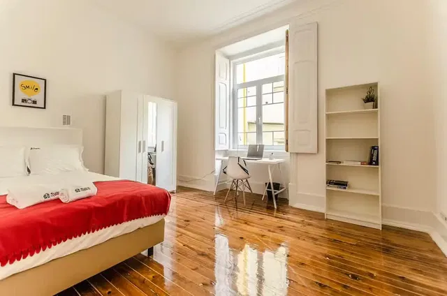 Dormitorio; suelo de madera, luz natural