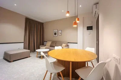 Salon; style moderne, lumière naturelle, rénové