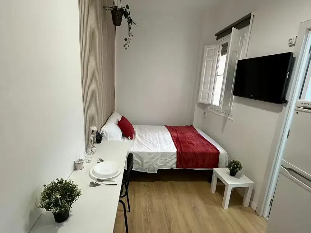 Schlafzimmer; holzboden, tageslicht