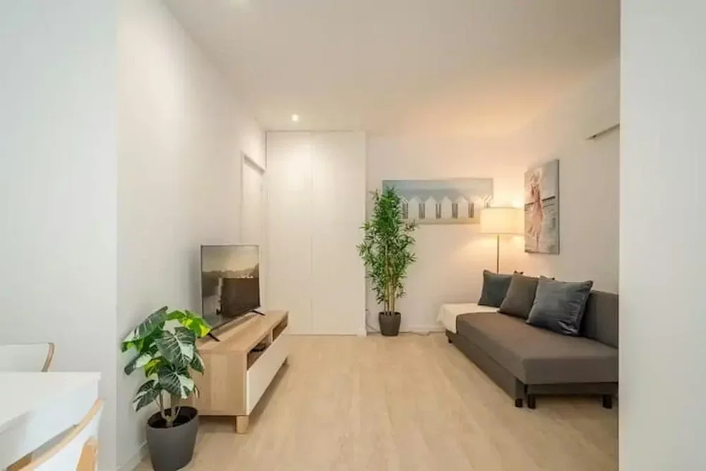 Wohnzimmer; tageslicht, moderner stil, holzboden