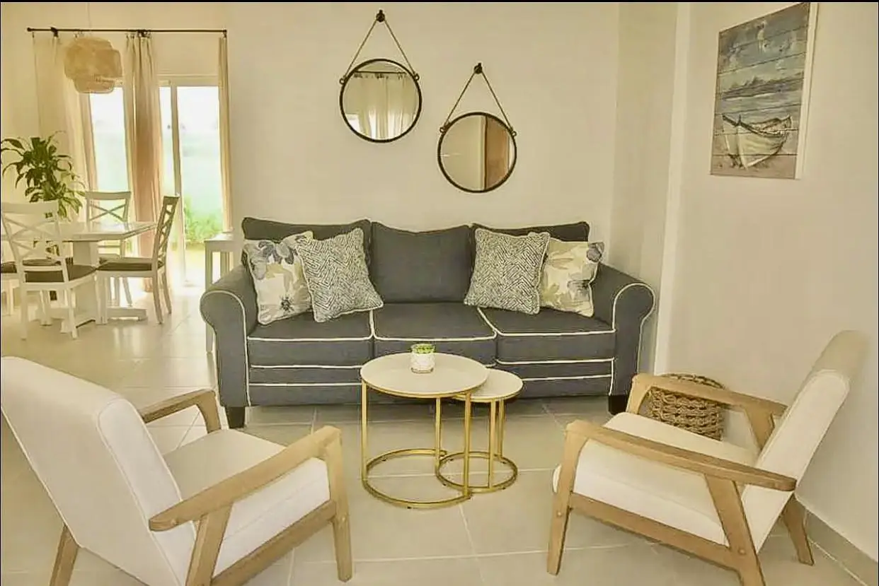 Salon; lumière naturelle, style moderne, carrelage