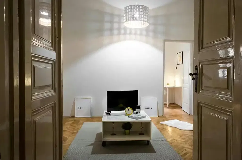 Wohnzimmer; tageslicht, holzboden, moderner stil