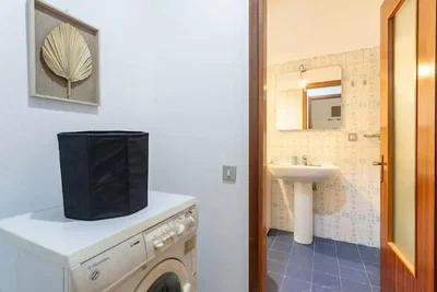 Banyo; fayans zemin, doğal ışık