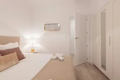 Schlafzimmer; tageslicht, holzboden