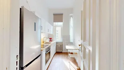 Kuhinja; kućanski aparati, prirodna svjetlost, moderan stil, drveni pod