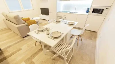 Mutfak; mutfak aletleri, doğal ışık, modern stil, ahşap zemin