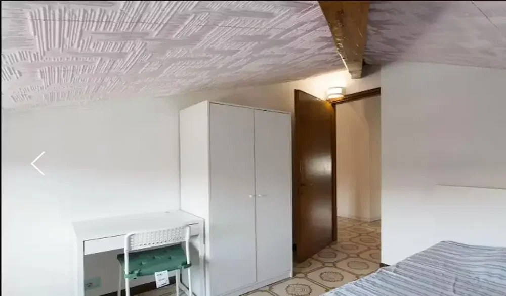 Yatak odası; ahşap kirişler, doğal ışık
