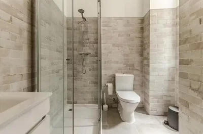 Купатило; плочице, природно светло, реновиран