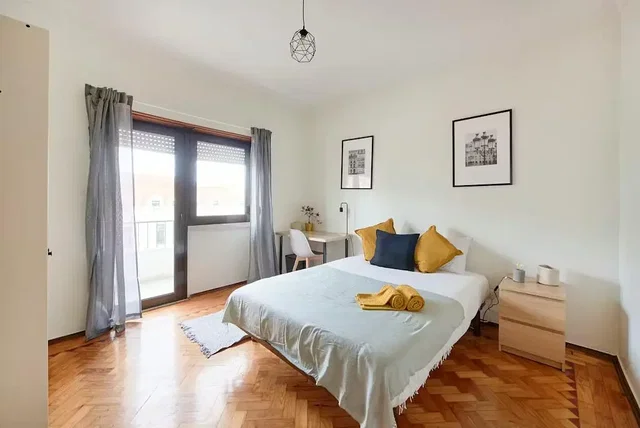 Dormitorio; suelo de madera, luz natural, estilo moderno