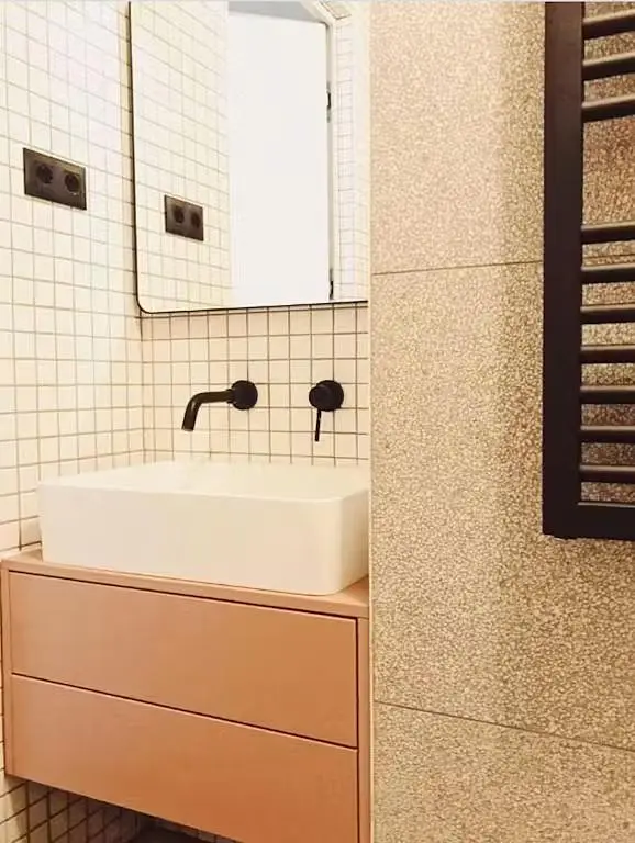 Badezimmer; fliesenboden, renoviert, tageslicht, moderner stil