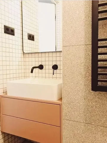 Badezimmer; fliesenboden, renoviert, tageslicht, moderner stil