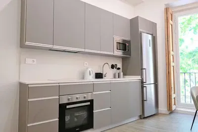 Küche; küchengeräte, tageslicht, moderner stil