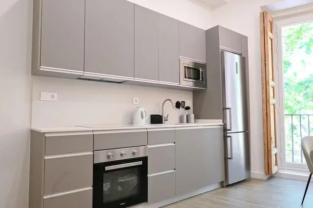 Mutfak; mutfak aletleri, doğal ışık, modern stil