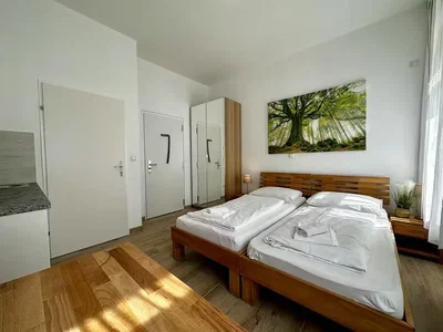 Camera da letto; pavimento in legno, luce naturale