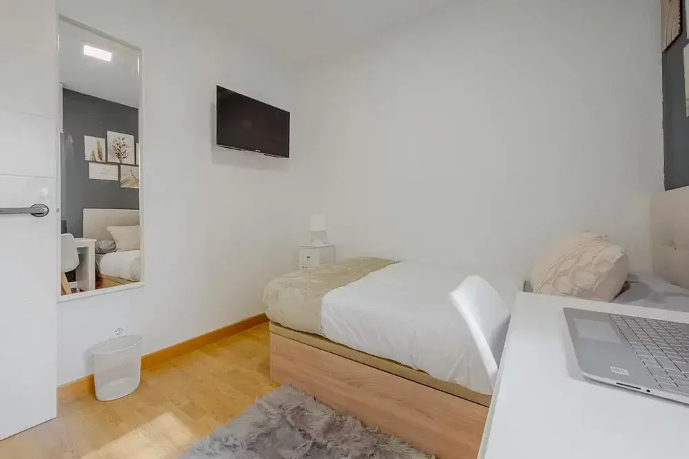Schlafzimmer; holzboden, tageslicht, moderner stil