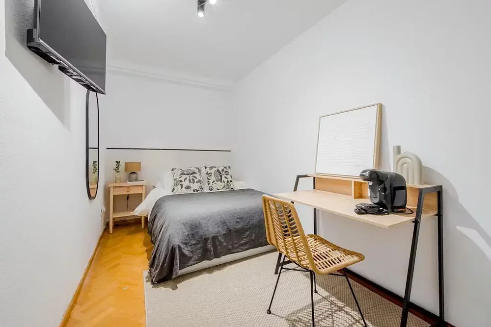 Yatak odası; ahşap zemin, doğal ışık, modern stil