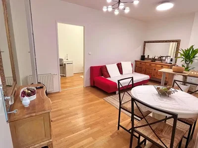 Wohnzimmer; holzboden, tageslicht, moderner stil