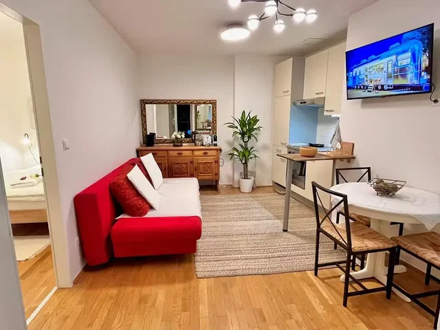 Wohnzimmer; holzboden, tageslicht, moderner stil