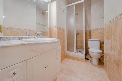 Badezimmer; fliesenboden, renoviert, tageslicht, moderner stil