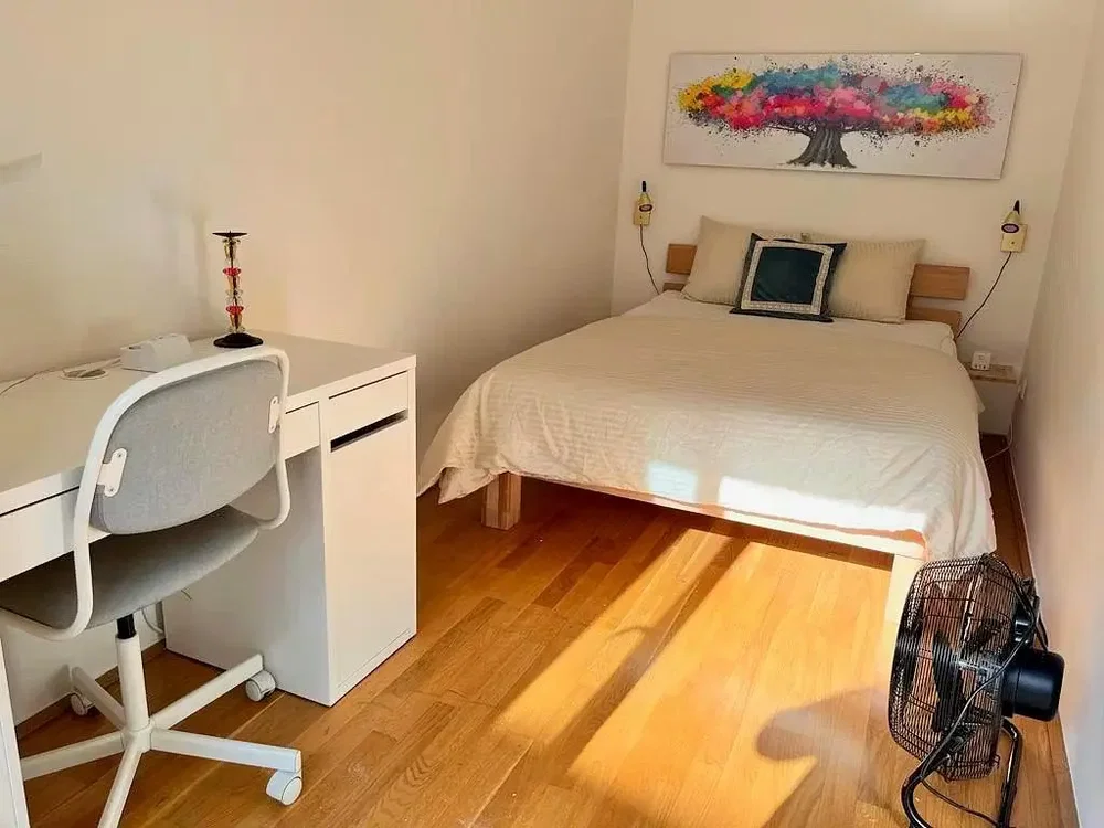 Schlafzimmer; holzboden, tageslicht, moderner stil