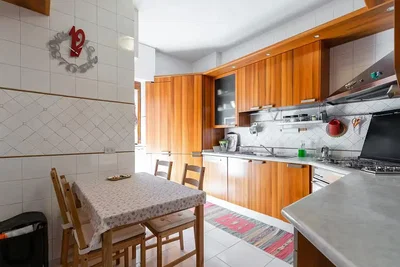 مطبخ; أجهزة المطبخ, أرضية من البلاط, ضوء طبيعي