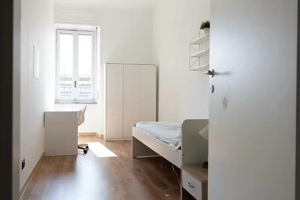 Chambre; lumière naturelle, parquet