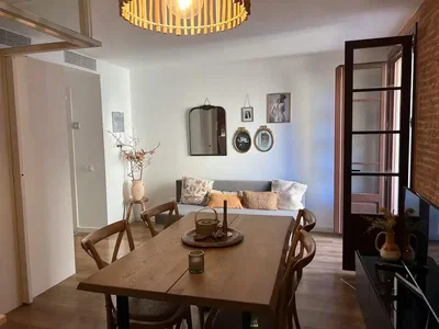 Wohnzimmer; holzboden, moderner stil, tageslicht