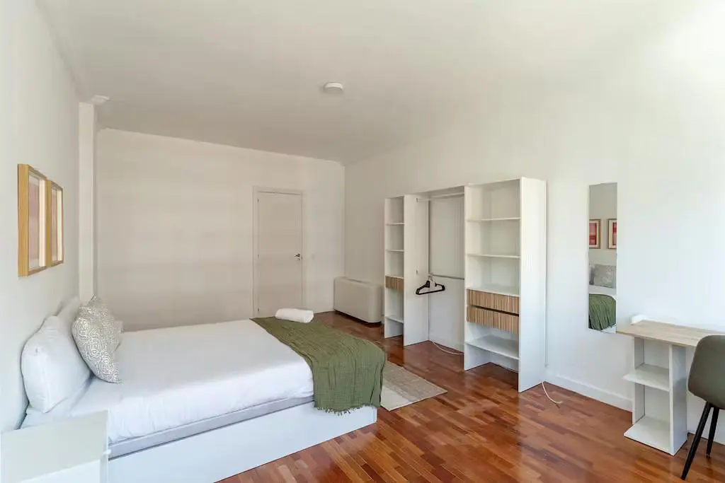 Yatak odası; ahşap zemin, doğal ışık