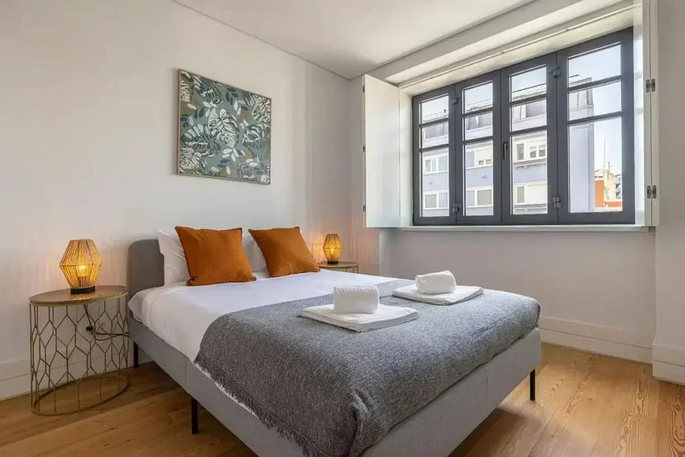 Schlafzimmer; holzboden, tageslicht