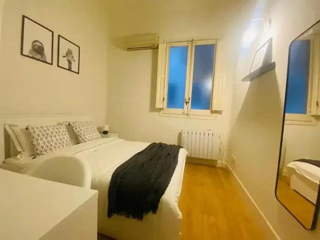 Camera da letto; pavimento in legno, luce naturale