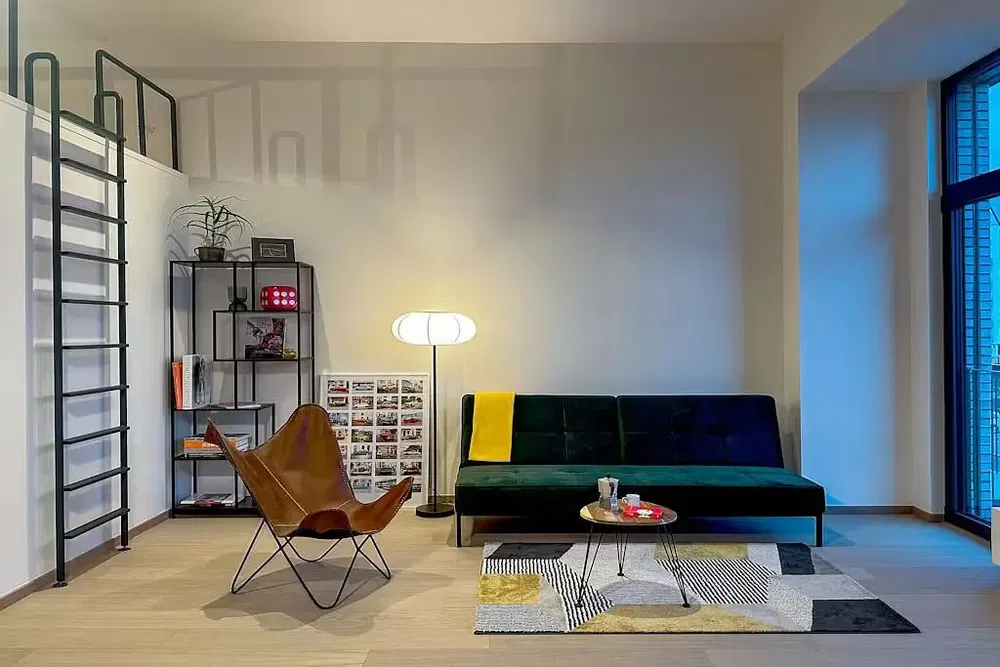 Woonkamer; moderne stijl, natuurlijk licht, houten vloer