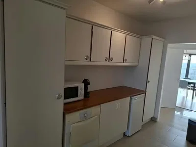 Cucina; elettrodomestici, pavimento in piastrelle