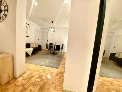 Soggiorno; pavimento in legno, luce naturale, stile moderno