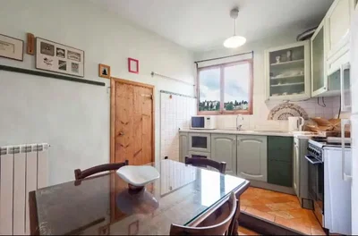 مطبخ; أجهزة المطبخ, أرضية من البلاط, ضوء طبيعي, أسلوب ريفي